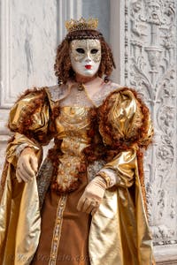 Costumi del Carnevale di Venezia davanti alla chiesa di San Zaccaria.