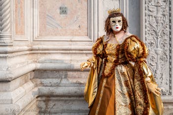 Costumi del Carnevale di Venezia davanti alla chiesa di San Zaccaria.