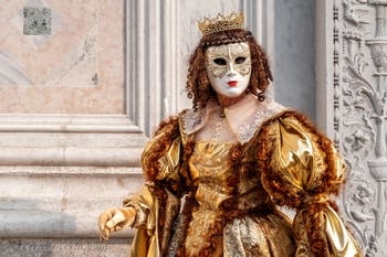 Costumi del Carnevale di Venezia davanti alla chiesa di San Zaccaria.