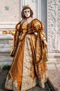 Costumi del Carnevale di Venezia davanti alla chiesa di San Zaccaria.