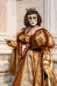 Costumi del Carnevale di Venezia davanti alla chiesa di San Zaccaria.