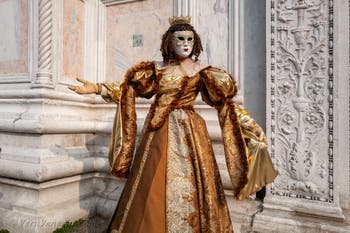 Costumi del Carnevale di Venezia davanti alla chiesa di San Zaccaria.