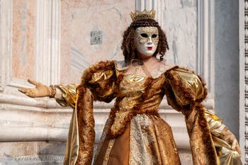 Costumi del Carnevale di Venezia davanti alla chiesa di San Zaccaria.