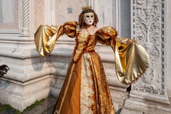 Costumi del Carnevale di Venezia davanti alla chiesa di San Zaccaria.