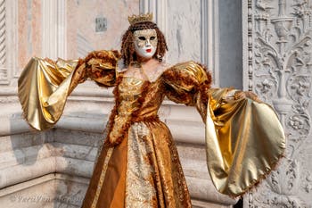 Costumi del Carnevale di Venezia davanti alla chiesa di San Zaccaria.