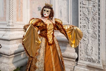 Costumi del Carnevale di Venezia davanti alla chiesa di San Zaccaria.