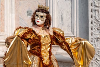 Costumi del Carnevale di Venezia davanti alla chiesa di San Zaccaria.