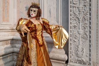 Costumi del Carnevale di Venezia davanti alla chiesa di San Zaccaria.