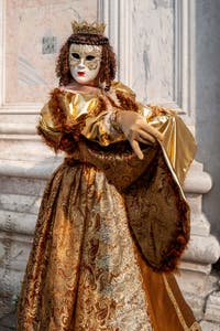 Costumi del Carnevale di Venezia davanti alla chiesa di San Zaccaria.