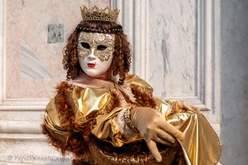 Costumi del Carnevale di Venezia davanti alla chiesa di San Zaccaria.