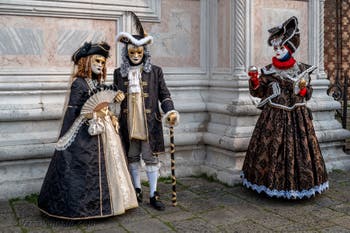 Costumi del Carnevale di Venezia davanti alla chiesa di San Zaccaria.