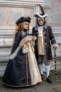 Costumi del Carnevale di Venezia davanti alla chiesa di San Zaccaria.