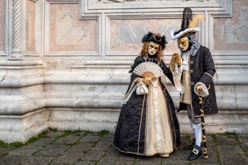 Costumi del Carnevale di Venezia davanti alla chiesa di San Zaccaria.