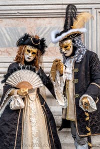 Costumi del Carnevale di Venezia davanti alla chiesa di San Zaccaria.