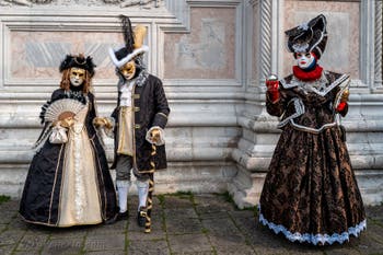 Costumi del Carnevale di Venezia davanti alla chiesa di San Zaccaria.