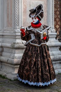 Costumi del Carnevale di Venezia davanti alla chiesa di San Zaccaria.