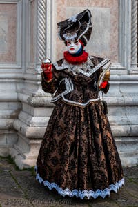 Costumi del Carnevale di Venezia davanti alla chiesa di San Zaccaria.