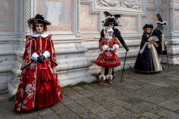 Costumi del Carnevale di Venezia davanti alla chiesa di San Zaccaria.