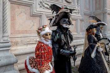 Costumi del Carnevale di Venezia davanti alla chiesa di San Zaccaria.