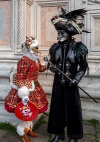 Costumi del Carnevale di Venezia davanti alla chiesa di San Zaccaria.