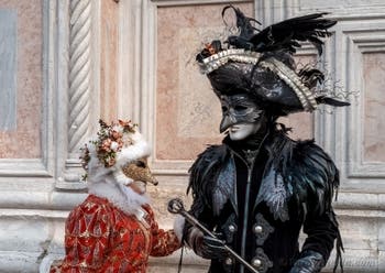 Costumi del Carnevale di Venezia davanti alla chiesa di San Zaccaria.