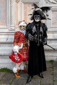 Costumi del Carnevale di Venezia davanti alla chiesa di San Zaccaria.