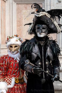 Costumi del Carnevale di Venezia davanti alla chiesa di San Zaccaria.