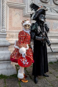 Costumi del Carnevale di Venezia davanti alla chiesa di San Zaccaria.