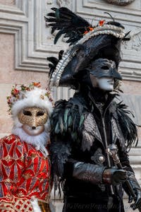 Costumi del Carnevale di Venezia davanti alla chiesa di San Zaccaria.