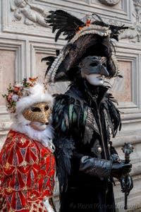 Costumi del Carnevale di Venezia davanti alla chiesa di San Zaccaria.