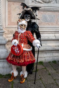 Costumi del Carnevale di Venezia davanti alla chiesa di San Zaccaria.