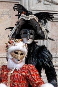 Costumi del Carnevale di Venezia davanti alla chiesa di San Zaccaria.