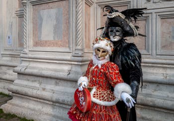 Costumi del Carnevale di Venezia davanti alla chiesa di San Zaccaria.