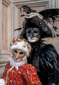 Costumi del Carnevale di Venezia davanti alla chiesa di San Zaccaria.