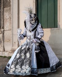 Costumi del Carnevale di Venezia davanti alla chiesa di San Zaccaria.