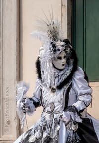 Costumi del Carnevale di Venezia davanti alla chiesa di San Zaccaria.