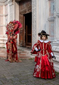 Costumi del Carnevale di Venezia davanti alla chiesa di San Zaccaria.