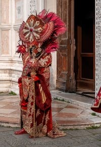 Costumi del Carnevale di Venezia davanti alla chiesa di San Zaccaria.