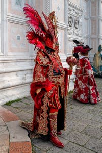 Costumi del Carnevale di Venezia davanti alla chiesa di San Zaccaria.