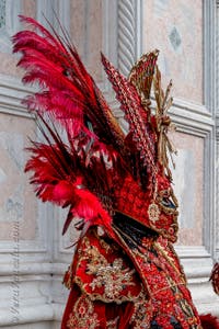 Costumi del Carnevale di Venezia davanti alla chiesa di San Zaccaria.