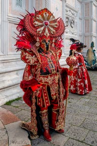 Costumi del Carnevale di Venezia davanti alla chiesa di San Zaccaria.