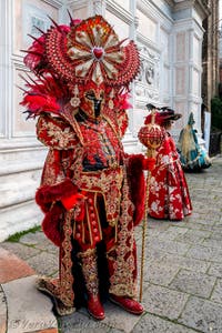 Costumi del Carnevale di Venezia davanti alla chiesa di San Zaccaria.