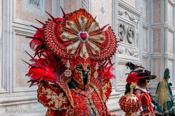 Costumi del Carnevale di Venezia davanti alla chiesa di San Zaccaria.