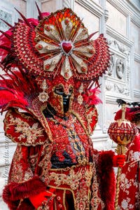 Costumi del Carnevale di Venezia davanti alla chiesa di San Zaccaria.