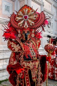 Costumi del Carnevale di Venezia davanti alla chiesa di San Zaccaria.