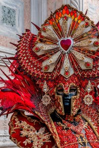 Costumi del Carnevale di Venezia davanti alla chiesa di San Zaccaria.