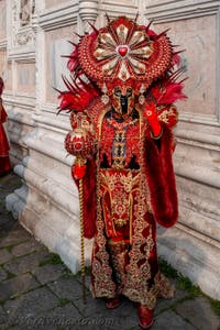 Costumi del Carnevale di Venezia davanti alla chiesa di San Zaccaria.