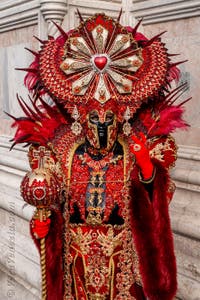 Costumi del Carnevale di Venezia davanti alla chiesa di San Zaccaria.