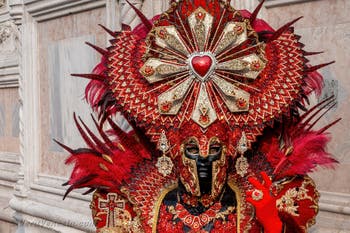 Costumi del Carnevale di Venezia davanti alla chiesa di San Zaccaria.