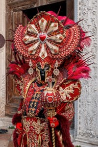 Costumi del Carnevale di Venezia davanti alla chiesa di San Zaccaria.